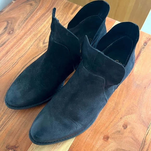 Seychelles Shoes - SEYCHELLES Black Dwelling Suede Booties